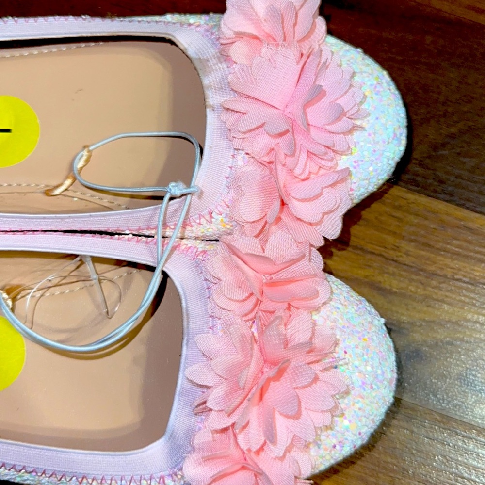Size one Very pretty girls dress shoes in baby pink color brand new never worn.